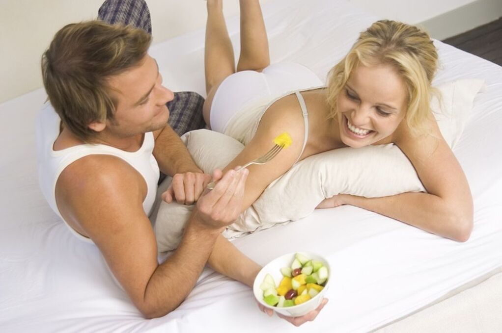 женщина и мужчина едят салат для потенции
